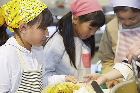 小学生在学校学习暑期烹饪培训课图片