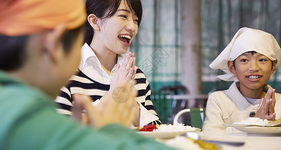 小学生在学校学习暑期烹饪培训课图片