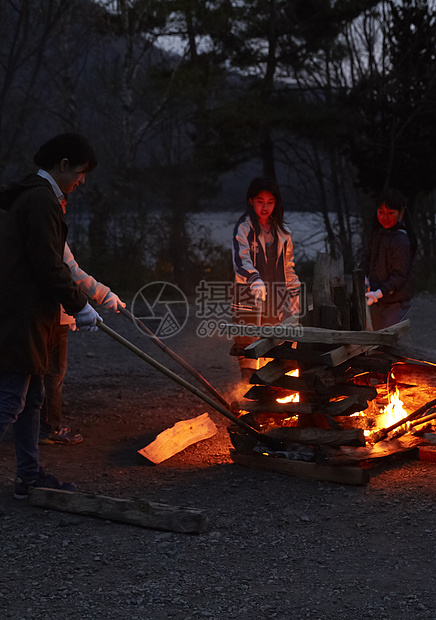 少女微笑欣赏森林学校篝火