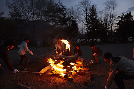 孩子篝火营地图片