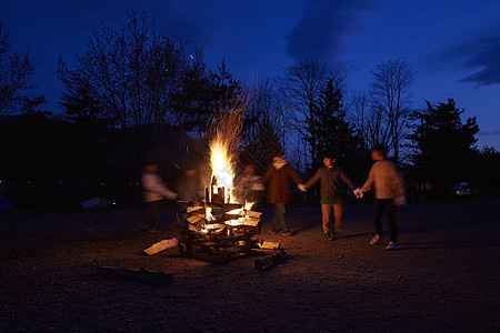 学生们享受夜晚的篝火图片