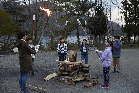亚洲人夏天学生森林学校篝火图片