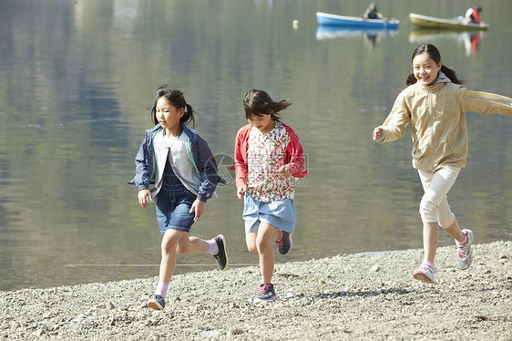 营地休假夏森林学校小学生玩图片