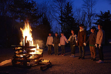 小朋友们享受户外露营篝火晚会图片