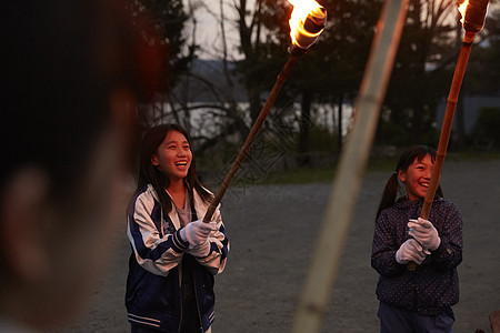 学生们享受夜晚的篝火图片