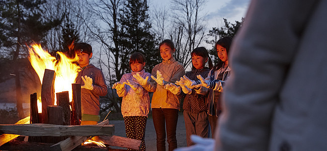 学生们享受夜晚的篝火图片