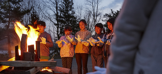 学生们享受夜晚的篝火图片