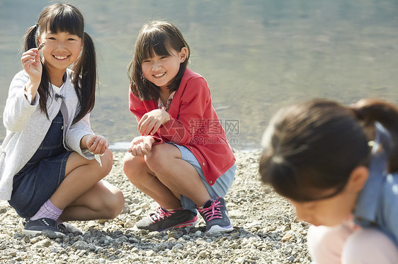 小学生在户外享受课外活动图片