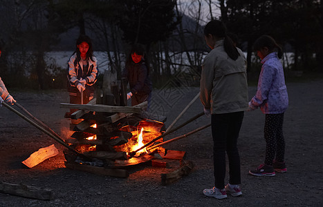 小学生在户外活动营地篝火图片