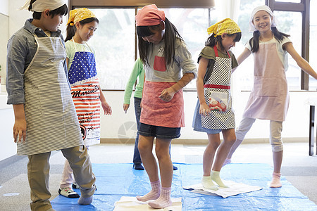 学校组织活动教小学生做食物图片