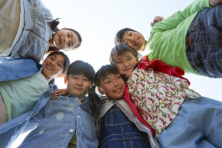 假期户外活动小学生围在一起图片