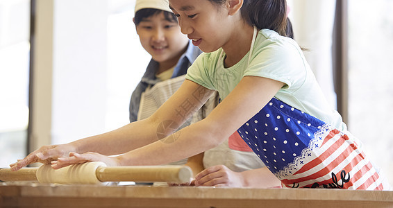 学校组织活动教小学生做面团图片