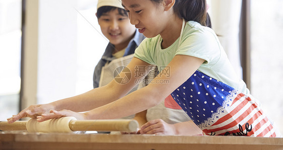 学校组织活动教小学生做面团图片