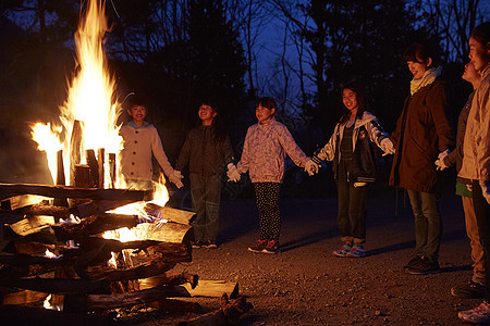 户外活动营地篝火旁学生围成一圈图片