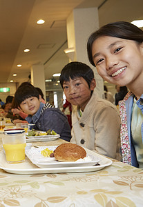小学生在食堂里吃饭图片