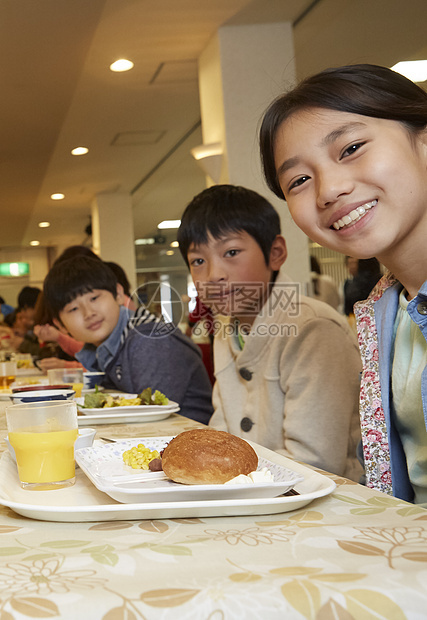 小学生在食堂里吃饭图片