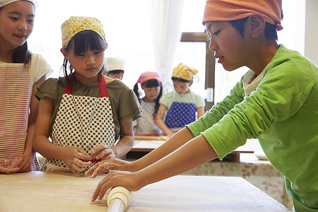 家政露营熟的森林学校小学生做饭图片