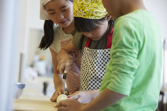 小朋友度假女孩森林学校小学生做饭图片