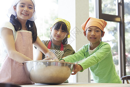 亚洲人人物织物森林学校小学生做饭图片