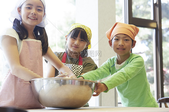 亚洲人人物织物森林学校小学生做饭图片