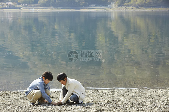 森林学校小学生玩图片