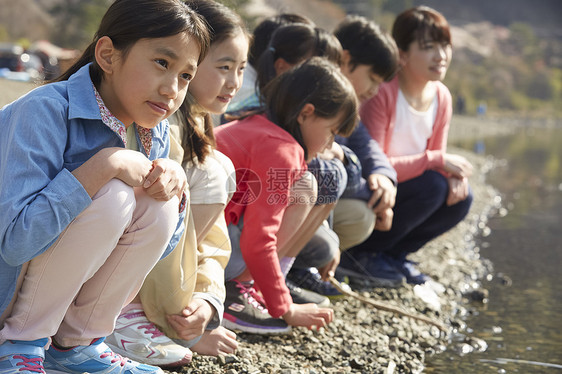 男人营地亚洲万达学校散步图片