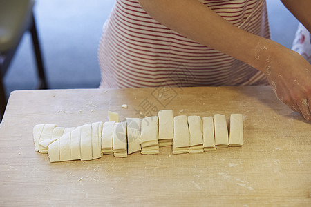 切碎的料理薄片森林学校小学生做饭图片