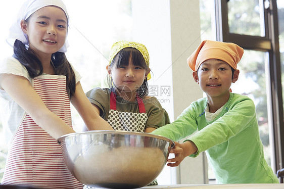 快乐夏乌冬森林学校小学生做饭图片