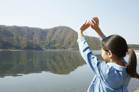 行走感觉好放松孩子在湖中背景图片