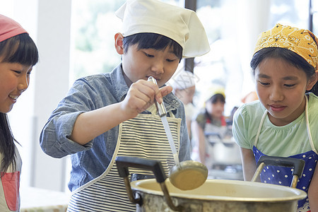 营地亚洲3人森林学校小学生做饭图片