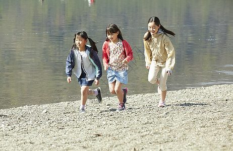 女孩们竞赛森林学校小学生玩图片