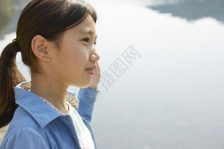 站在湖边看风景的小女孩图片