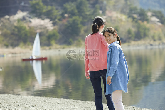 在湖边散步的母女图片