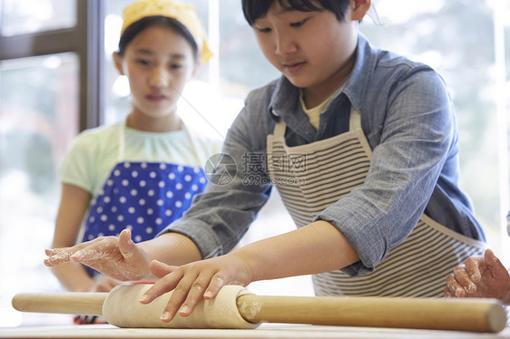 拿着擀面杖擀面团的小女孩小女孩图片