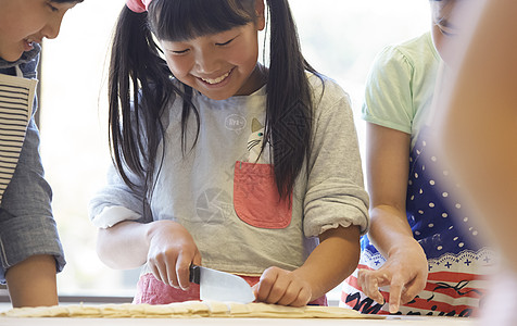 烹调女孩们快乐的森林学校小学生做饭图片