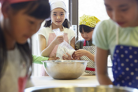 休假活跃盘森林学校小学生做饭图片