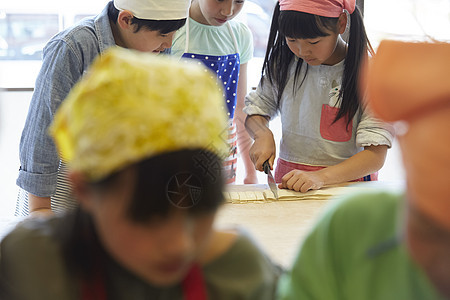 伙伴切碎的厨房刀森林学校小学生做饭图片