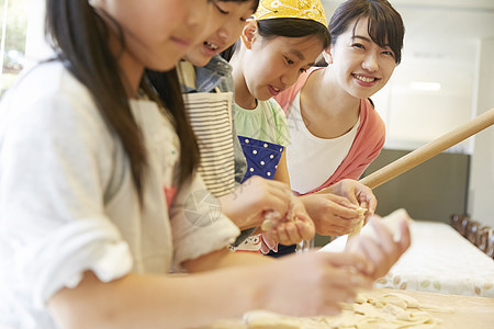 锅手作在森林里森林学校小学生做饭图片