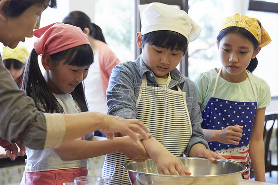 被女孩手作森林学校小学生做饭高清图片免费下载 正版图片 摄图网 被女孩手作森林学校小学生做饭高清图片免费下载 正版图片 摄图网