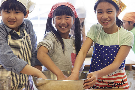 做饭的小学生图片