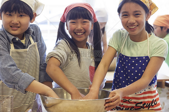 做饭的小学生图片