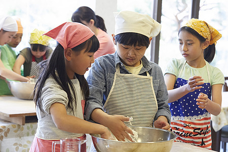 做饭的小学生图片