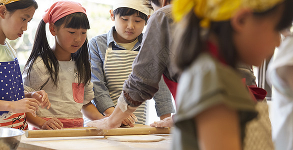 学校小学生一起做饭图片