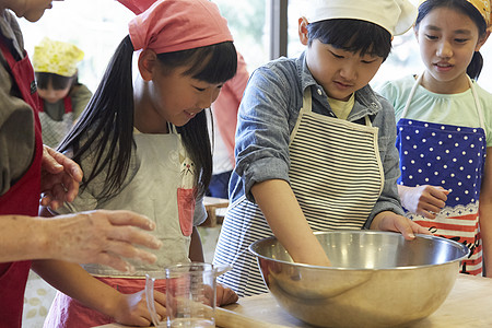 一起做饭的小学生图片