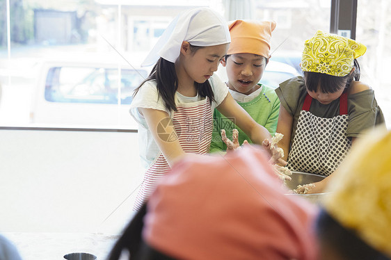 在做饭的小学生图片