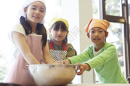 学校小学生一起做饭图片