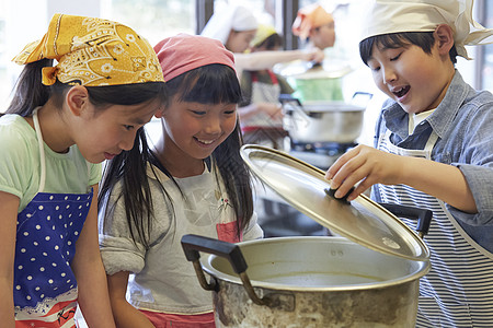 盖子烹饪食物森林学校小学生做饭图片