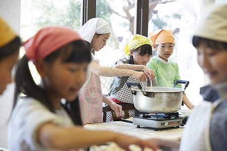 小学生在学校里学习烹饪图片