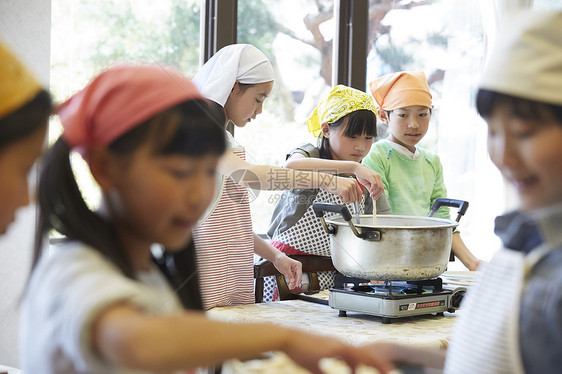 小学生在学校里学习烹饪图片