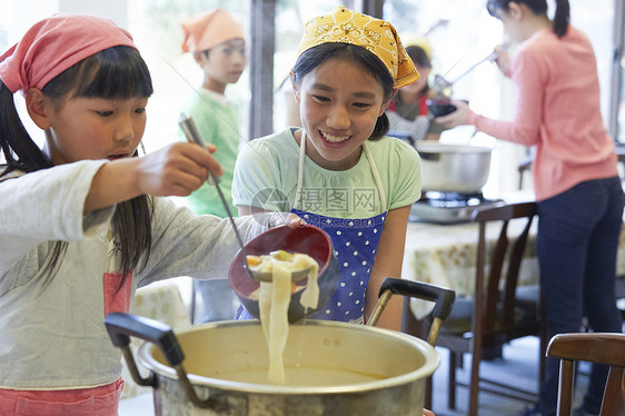 小学生在学校里学习烹饪图片